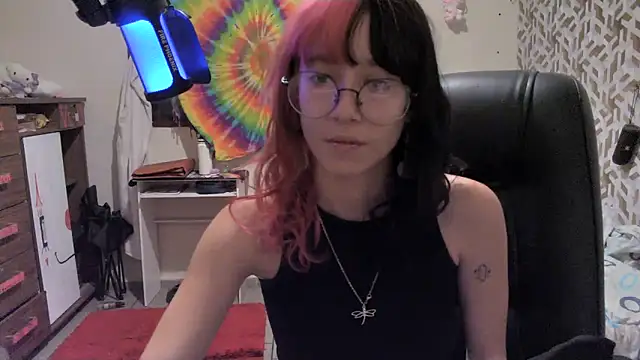 Snapshot of Moon_ chatting on 04-25-26, 12:57 Moon online show from 04-25-26, 12:57
