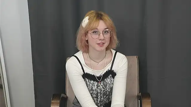 Snapshot of JuleeDutil chatting on 03-24-26, 05:01 JuleeDutil online show from 03-24-26, 05:01