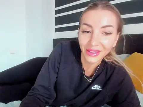 CyraVelvet14 online show from 04-20-26, 09:34