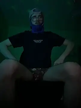 Snapshot of le-couple-en-chaleur_ chatting on 03-23-26, 09:52 le-couple-en-chaleur online show from 03-23-26, 09:52