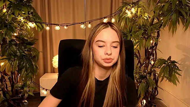 Snapshot of BeverlyRiley chatting on 03-28-26, 08:58 BeverlyRiley online show from 03-28-26, 08:58