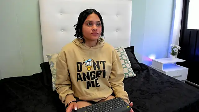 Snapshot of ZoeRiveers chatting on 03-26-26, 08:36 ZoeRiveers online show from 03-26-26, 08:36