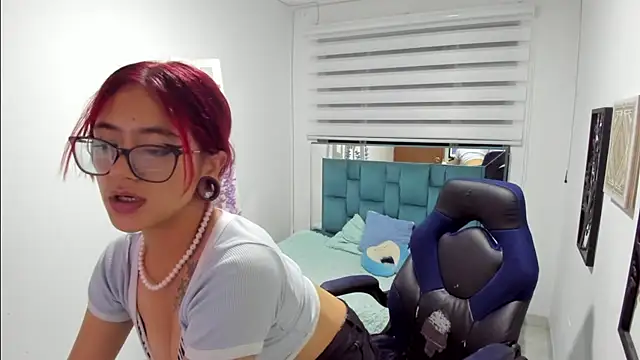 Snapshot of Sara_Red_X chatting on 04-08-26, 03:17 Sara Red X online show from 04-08-26, 03:17