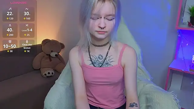 Snapshot of Mary_Wester chatting on 04-19-26, 12:00 Mary Wester online show from 04-19-26, 12:00