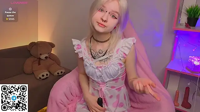 Snapshot of Mary_Wester chatting on 04-21-26, 01:07 Mary Wester online show from 04-21-26, 01:07