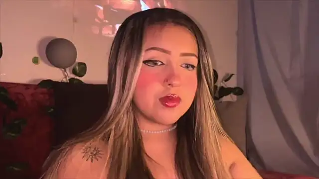 Snapshot of NinaValencia_ chatting on 04-22-26, 10:55 NinaValencia online show from 04-22-26, 10:55