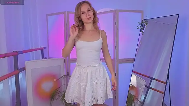 Snapshot of sophie_blossom_ chatting on 06-17-26, 01:45 sophie blossom online show from 06-17-26, 01:45