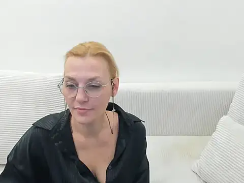Snapshot of OeigesMik chatting on 04-10-26, 10:53 OeigesMik online show from 04-10-26, 10:53