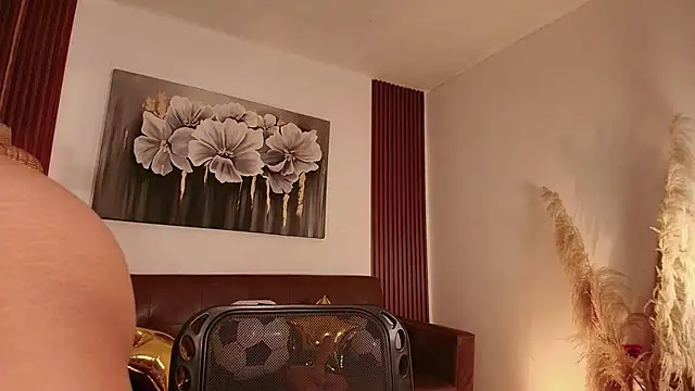 Hilaryebony  online show from 06-19-26, 08:01