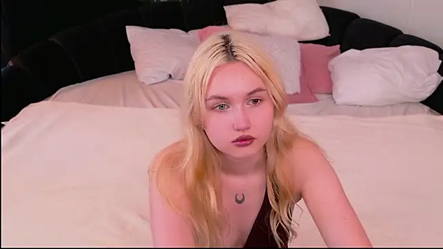 Lilly Eyes online show from 07-13-26, 01:47