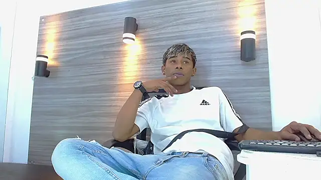 Snapshot of LuckyBluex chatting on 03-30-26, 03:40 LuckyBluex online show from 03-30-26, 03:40