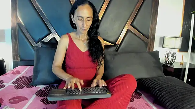 Snapshot of SamanttaLopez chatting on 04-18-26, 08:42 SamanttaLopez online show from 04-18-26, 08:42