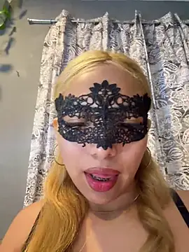 Snapshot of Maddyloveee chatting on 05-28-26, 01:03 Maddyloveee online show from 05-28-26, 01:03