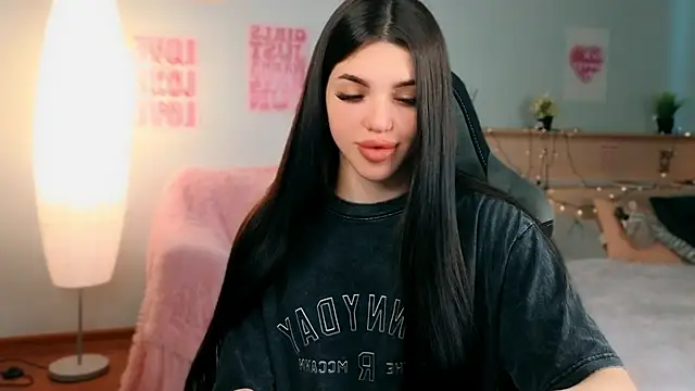 molly rettyy online show from 05-18-26, 04:07