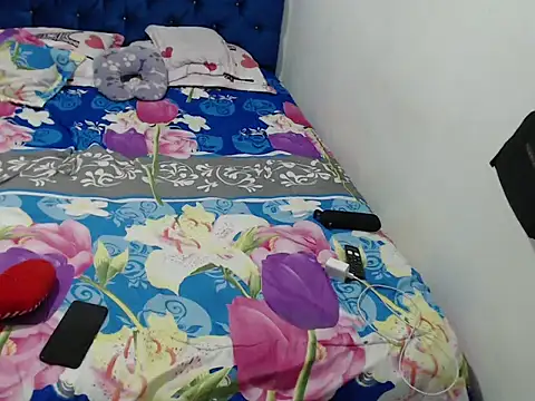 Snapshot of kiaraluna_ chatting on 05-07-26, 12:16 kiaraluna online show from 05-07-26, 12:16