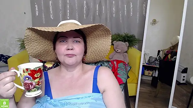 Snapshot of QUEEN02030 chatting on 05-29-26, 12:14 QUEEN02030 online show from 05-29-26, 12:14