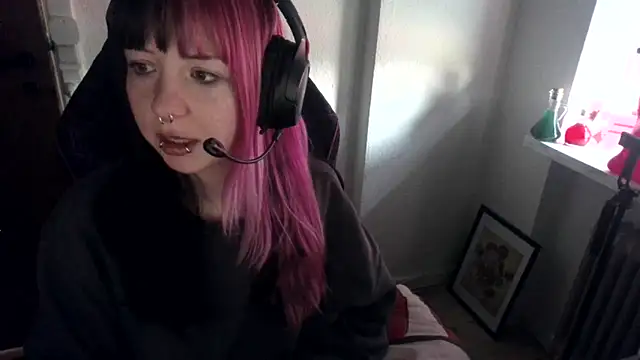 CutieTracer online show from 04-11-26, 09:57