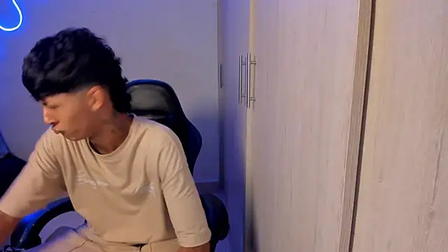 Snapshot of dante_martinez chatting on 04-08-26, 10:32 dante martinez online show from 04-08-26, 10:32