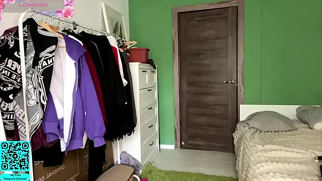 MadalynNosel online show from 05-27-26, 07:05