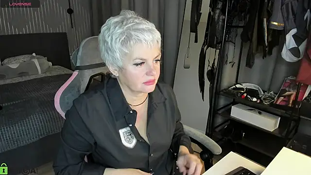 Snapshot of Linda_Zef1r chatting on 04-19-26, 01:16 Linda Zef1r online show from 04-19-26, 01:16