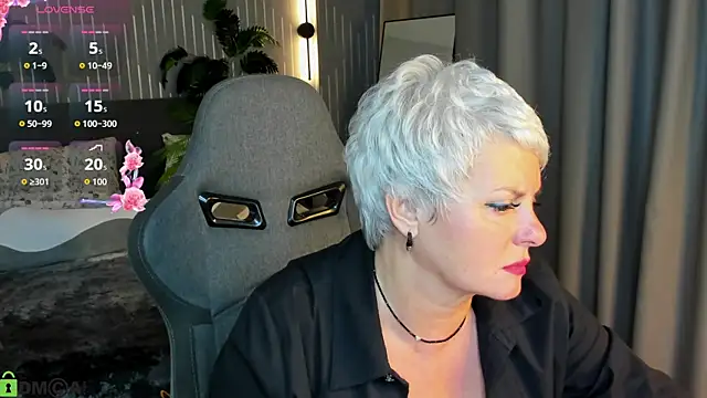 Snapshot of Linda_Zef1r chatting on 05-15-26, 01:12 Linda Zef1r online show from 05-15-26, 01:12