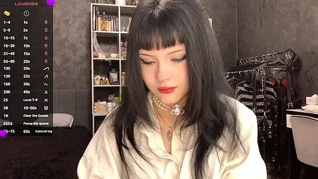 EmilyEmbears online show from 06-01-26, 06:37