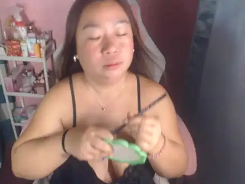 Snapshot of bella_holy chatting on 05-13-26, 11:40 bella holy online show from 05-13-26, 11:40