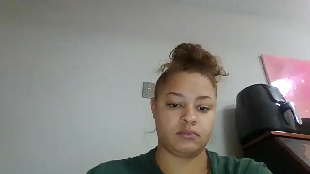 Snapshot of madzbailey chatting on 04-09-26, 03:28 madzbailey online show from 04-09-26, 03:28