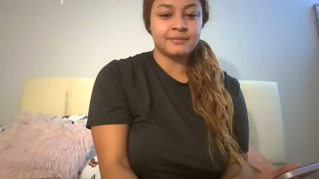 Snapshot of madzbailey chatting on 04-19-26, 04:28 madzbailey online show from 04-19-26, 04:28