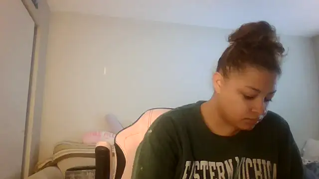 Snapshot of madzbailey chatting on 06-11-26, 02:15 madzbailey online show from 06-11-26, 02:15