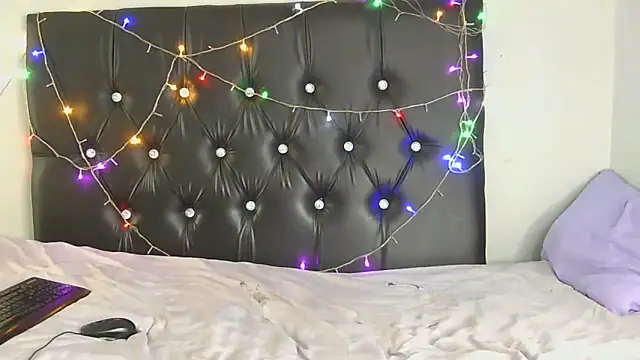SlipperyLipsX online show from 04-12-26, 07:57