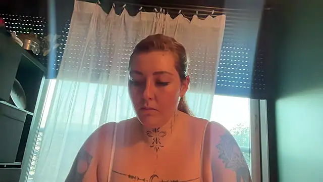 Snapshot of MaggievanG chatting on 06-17-26, 07:15 MaggievanG online show from 06-17-26, 07:15