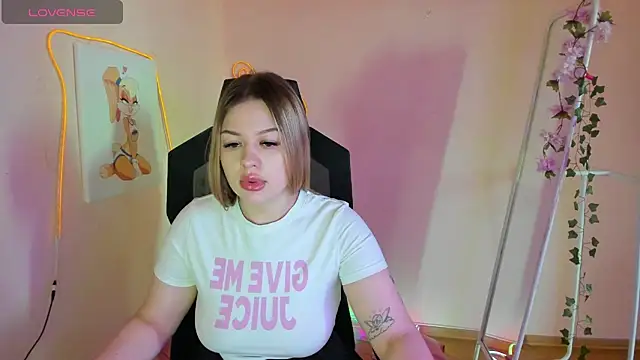 Snapshot of AmeliePeach chatting on 05-20-26, 01:34 AmeliePeach online show from 05-20-26, 01:34