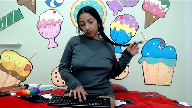 Snapshot of pamelaskiny20 chatting on 05-14-26, 02:40 pamelaskiny20 online show from 05-14-26, 02:40
