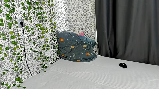 Snapshot of _Srifi_ chatting on 05-16-26, 05:15 Srifi online show from 05-16-26, 05:15