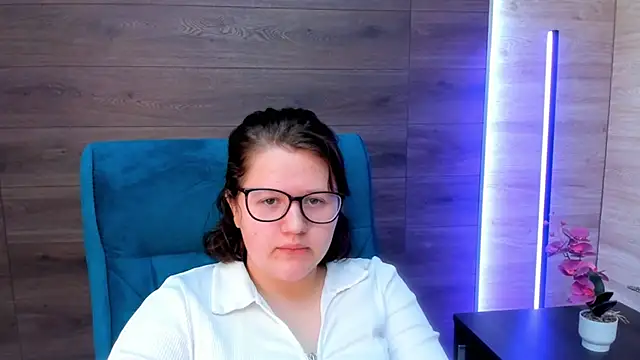 Snapshot of trynotbeingshy chatting on 04-15-26, 08:32 trynotbeingshy online show from 04-15-26, 08:32