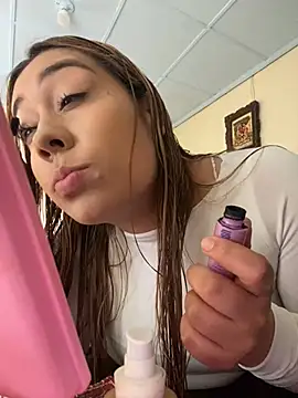 Snapshot of _BellaSmith_ chatting on 04-18-26, 03:05 BellaSmith online show from 04-18-26, 03:05