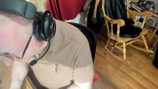 ChrisMtl83 online show from 04-10-26, 01:22