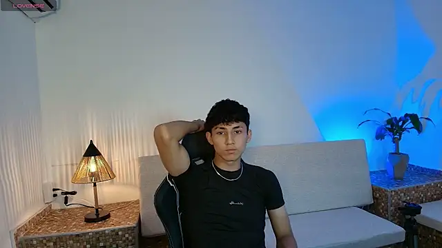 Snapshot of Valentino_Rey chatting on 04-10-26, 01:05 Valentino Rey online show from 04-10-26, 01:05