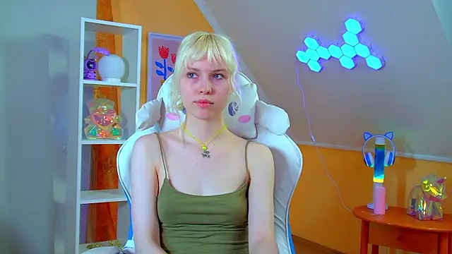 HannahHollis online show from 06-03-26, 03:39