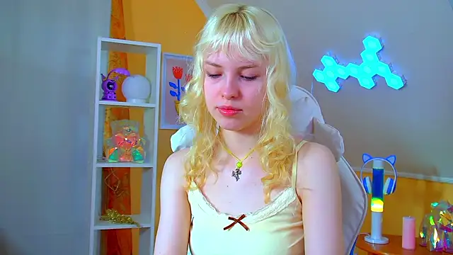 HannahHollis online show from 06-17-26, 06:16