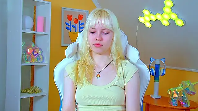 HannahHollis online show from 07-19-26, 06:17
