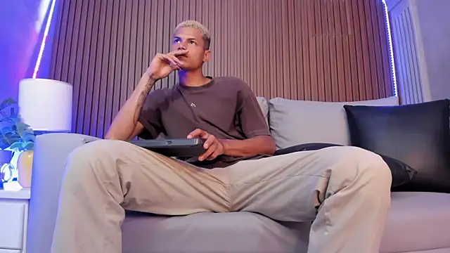 Snapshot of Omen20_ chatting on 04-09-26, 12:21 Omen20 online show from 04-09-26, 12:21