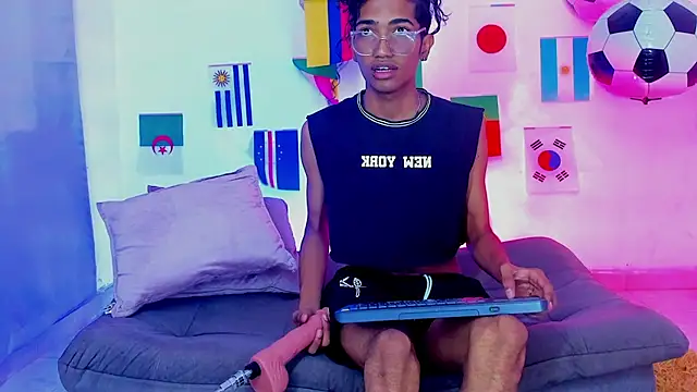 triiangel latinboy online show from 07-19-26, 12:42