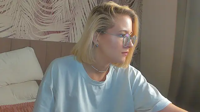 Lizzyvega online show from 04-28-26, 01:48