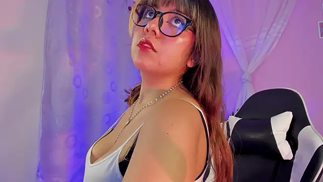 Snapshot of honey_m00n chatting on 04-10-26, 06:45 honey m00n online show from 04-10-26, 06:45