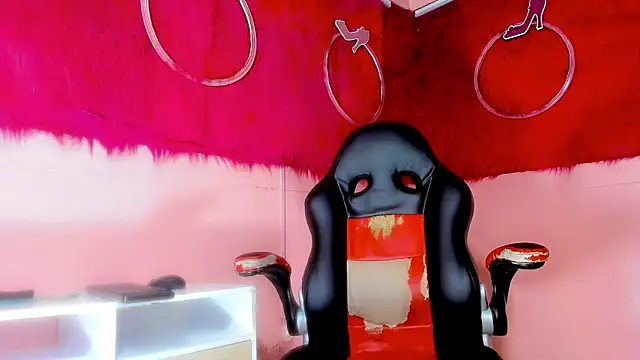 Leonela Castro  online show from 04-18-26, 11:47