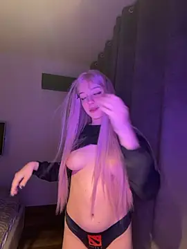 Snapshot of Yui_and_Raiden chatting on 04-11-26, 04:22 Yui and Raiden online show from 04-11-26, 04:22