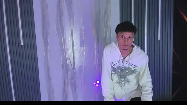 Snapshot of The_King_Swit chatting on 04-10-26, 10:58 The King Swit online show from 04-10-26, 10:58