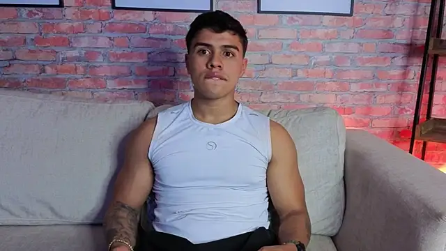 AARON SKYLON online show from 04-21-26, 01:53